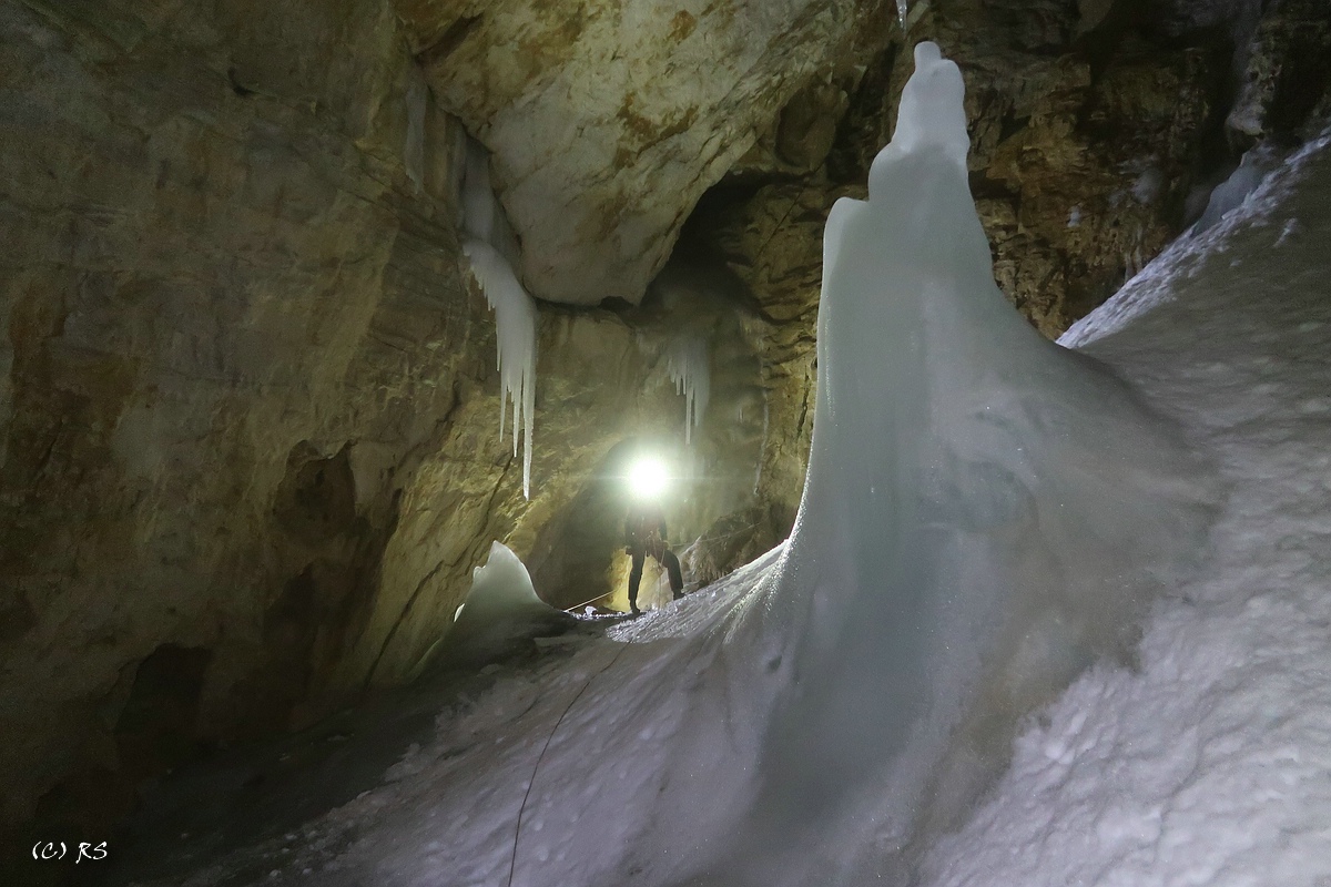 Die Seehundhalle in der neu entdeckten Eisadlerhöhle.