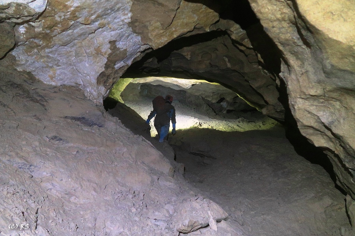 Gang nach dem freigeräumten Lehmsiphon.